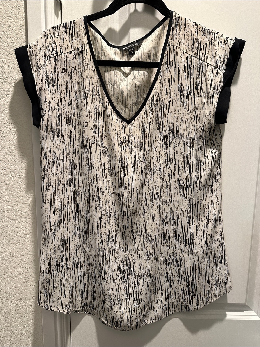 Express Black & White V-Neck Textured Print Blouse